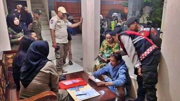 Salah satu pasangan kumpul kebo yang terciduk di dalam kos