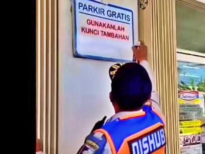 Tangkapan layar video petugas Dishub hapus tulisan parkir gratis