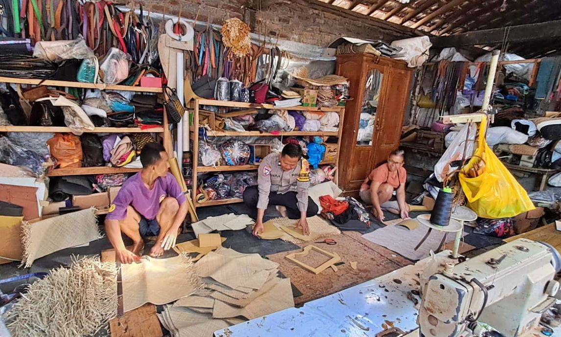 Usaha Kerajinan Tangan, Aiptu Sukirja Tembus Pasaran Luar Provinsi