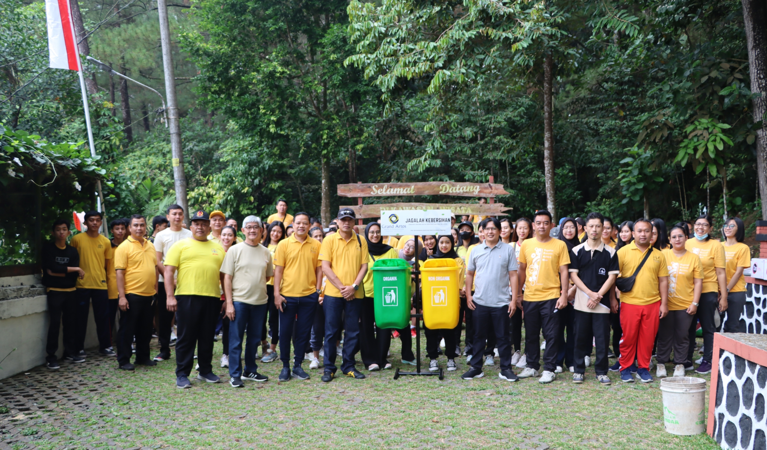 12 Tong Sampah; Kontribusi Grand Artos Hotel & Convention Untuk Lingkungan