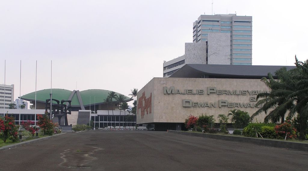 Kawal Putusan MK, Massa Padati Gedung DPR/MPR RI