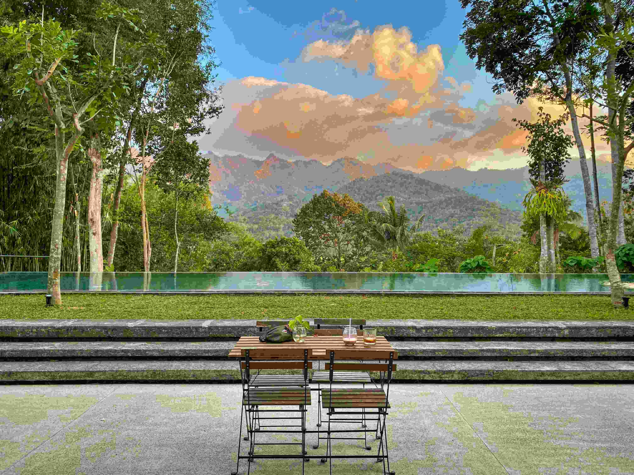 Dekat dengan sunrise Punthuk Setumbu Borobudur ada Fotosintesa Hotel & Café menjadi pilihan yang sempurna