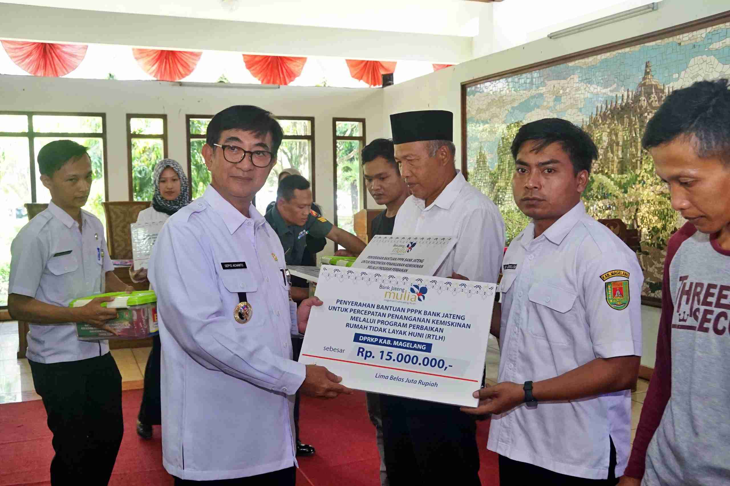 Pj Bupati Magelang Sepyo Achanto saat menyerahkan Bansos perbaikan RTLH