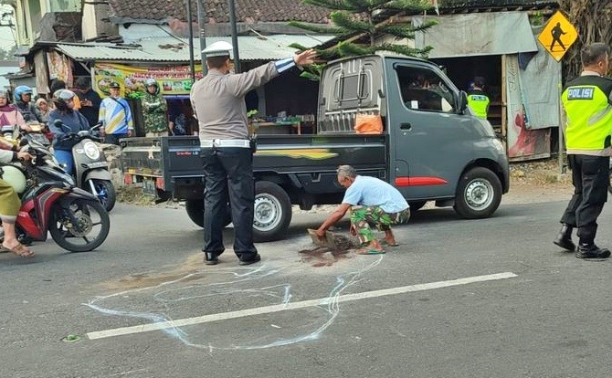 Polisi saat olah TKP kejadian Kecelakaan pesepeda motor di Mertoyudan