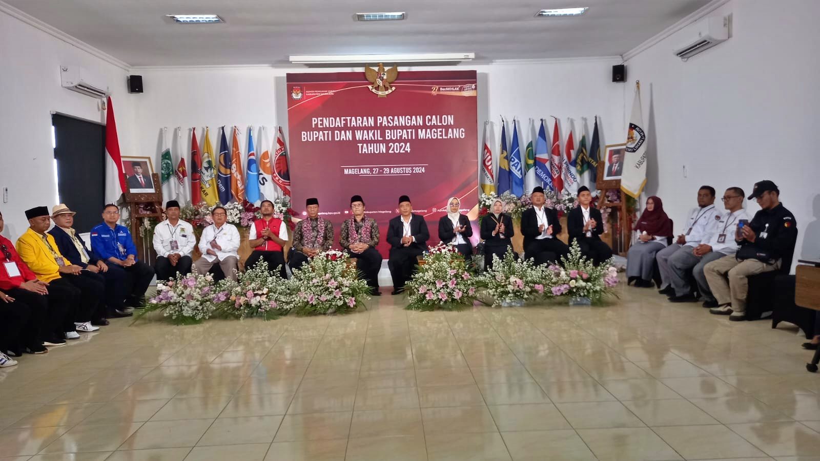 Salah satu Bakal Pasangan Calon Bupati dan Wakil Bupati Magelang saat mendaftar di KPU Kabupaten Magelang