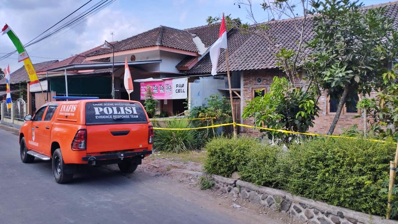 Tim Inafis Polresta Magelang saat olah TKP kejadian tragedi Miras Oplosan sebabkan sejumlah orang meningal dunia di Paremono Mungkid
