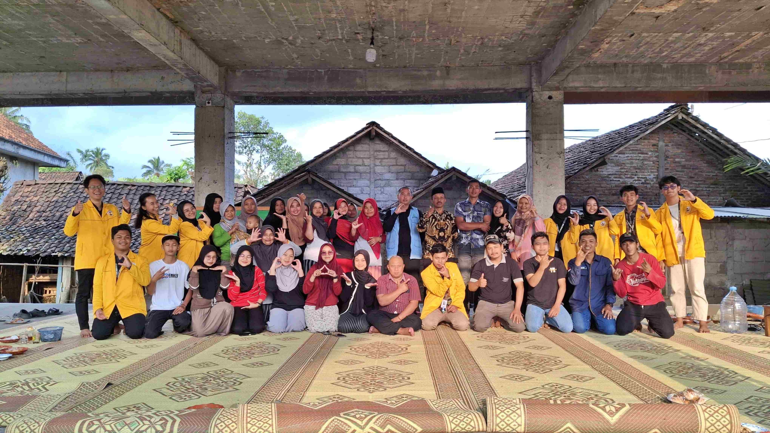 Tim KKN 95 UNTIDAR saat sosialisasi magot di Kaliurang Srumbung Magelang