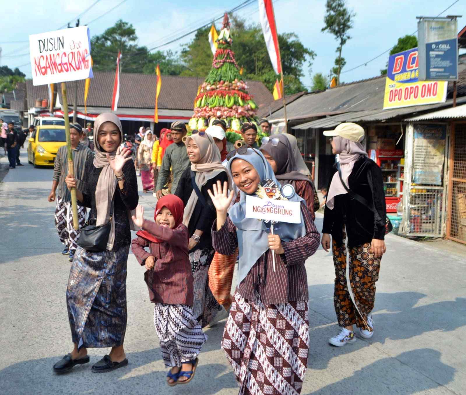 Warga Lereng Barat Merapi Magelang gelar kirab Gunungan Peringati HUT RI ke 79