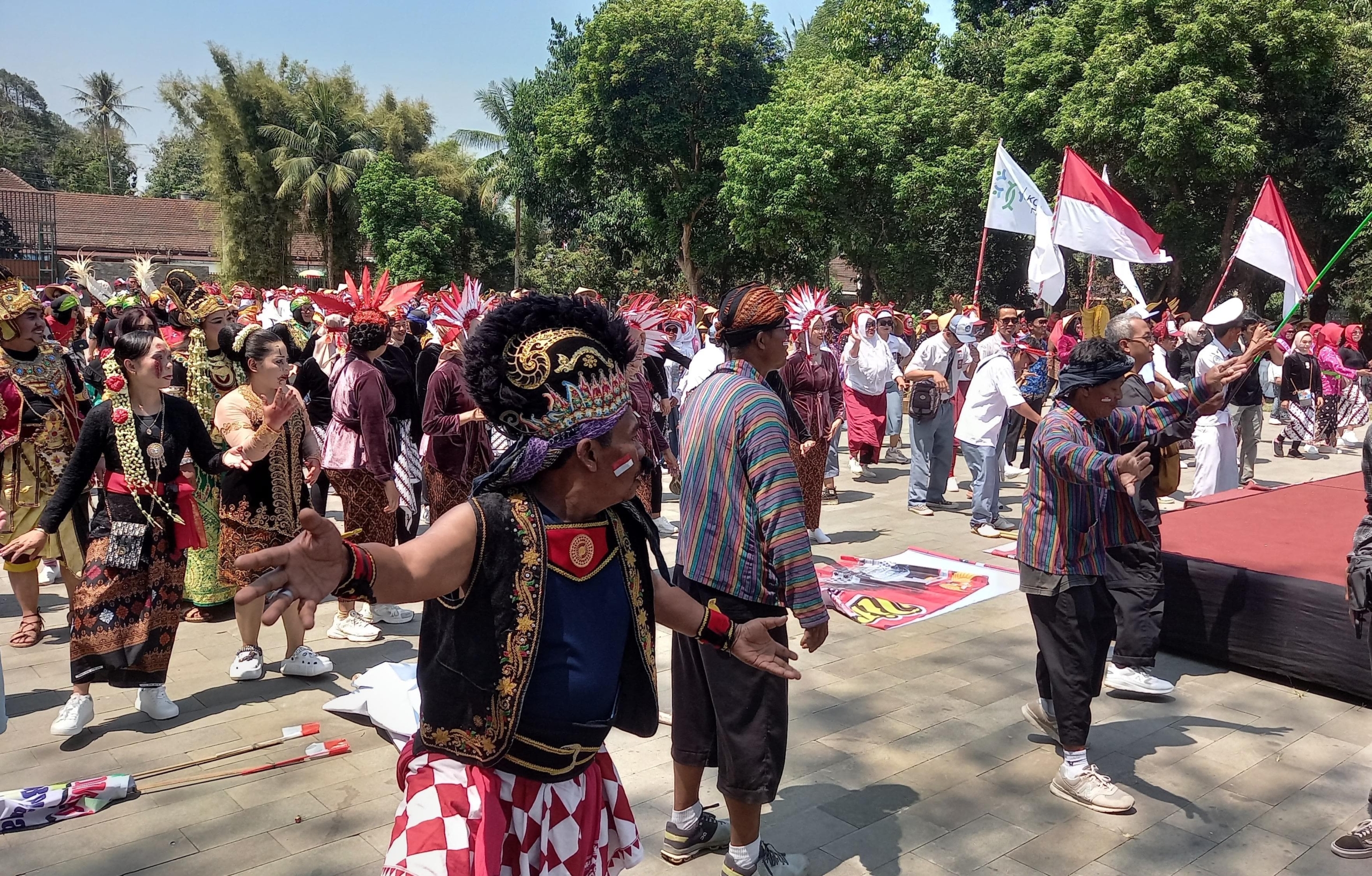 Semarak Kirab Budaya di Candi Borobudur Magelang Sambut HUT ke-79 RI