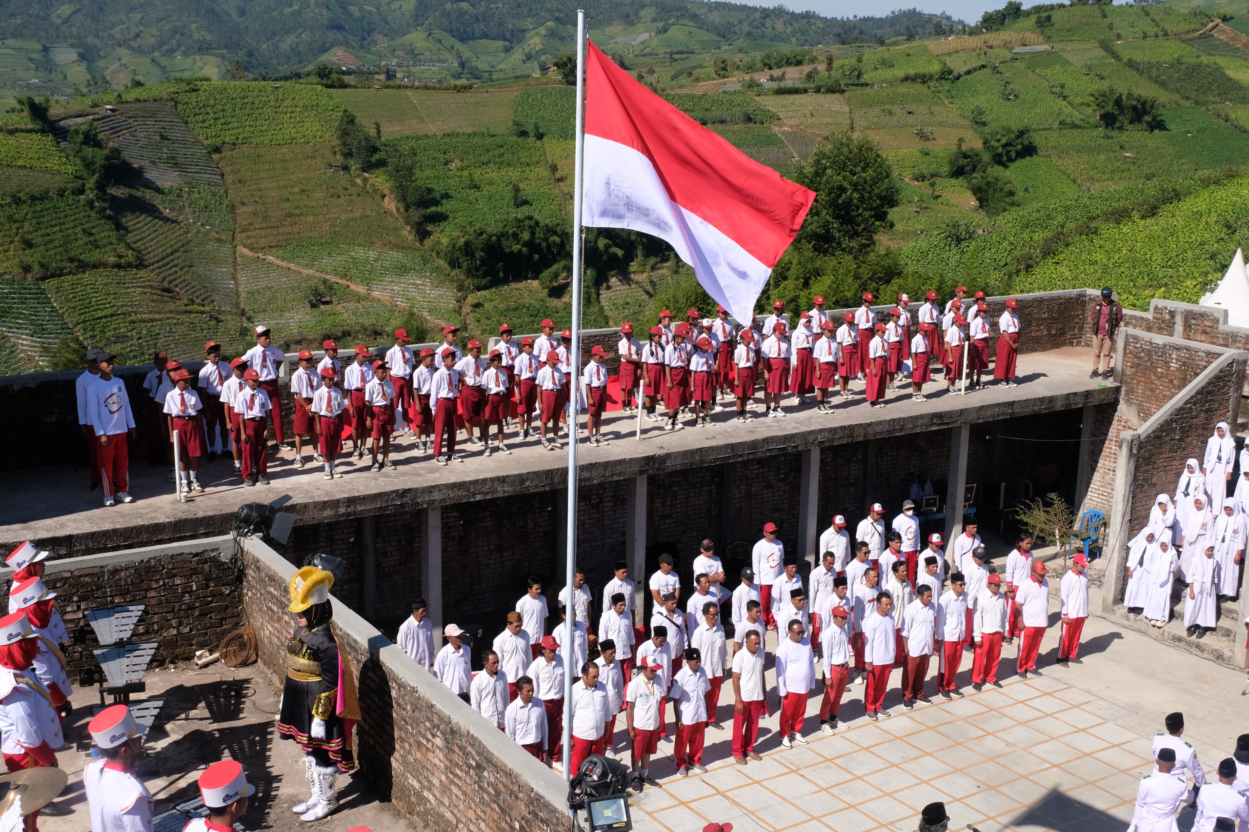 Peduli Pendidikan Dasar, Warga Campurejo Temanggung Mengenakan Seragam SD saat Upacara HUT ke-79 RI