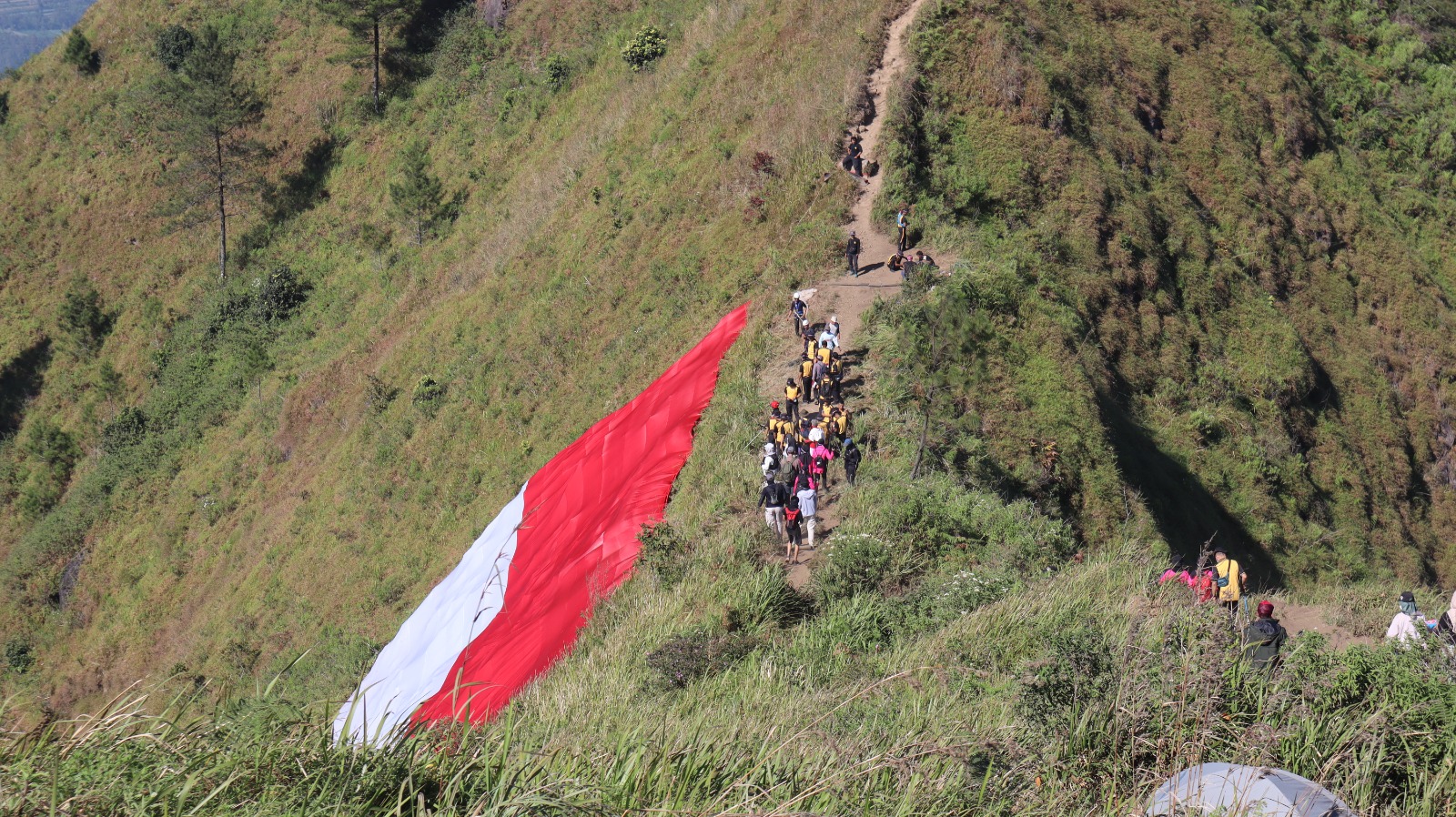 Kapolres Magelang Kota Ikuti Prosesi Penurunan Bendera Merah Putih Raksasa di Gunung Andong