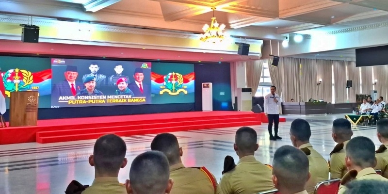 Menteri Agraria dan Tata Ruang/Kepala Badan Pertanahan Nasional (ATR/BPN) Agus Harimurti Yudhoyono (AHY) saat mengisi kuliah umum kepada 831 taruna-taruni tingkat III dan IV di di Gedung Pertemuan Moch. Lily Rochli, Akademi Militer, Magelang, Jawa Tengah, pada Rabu (25/9)