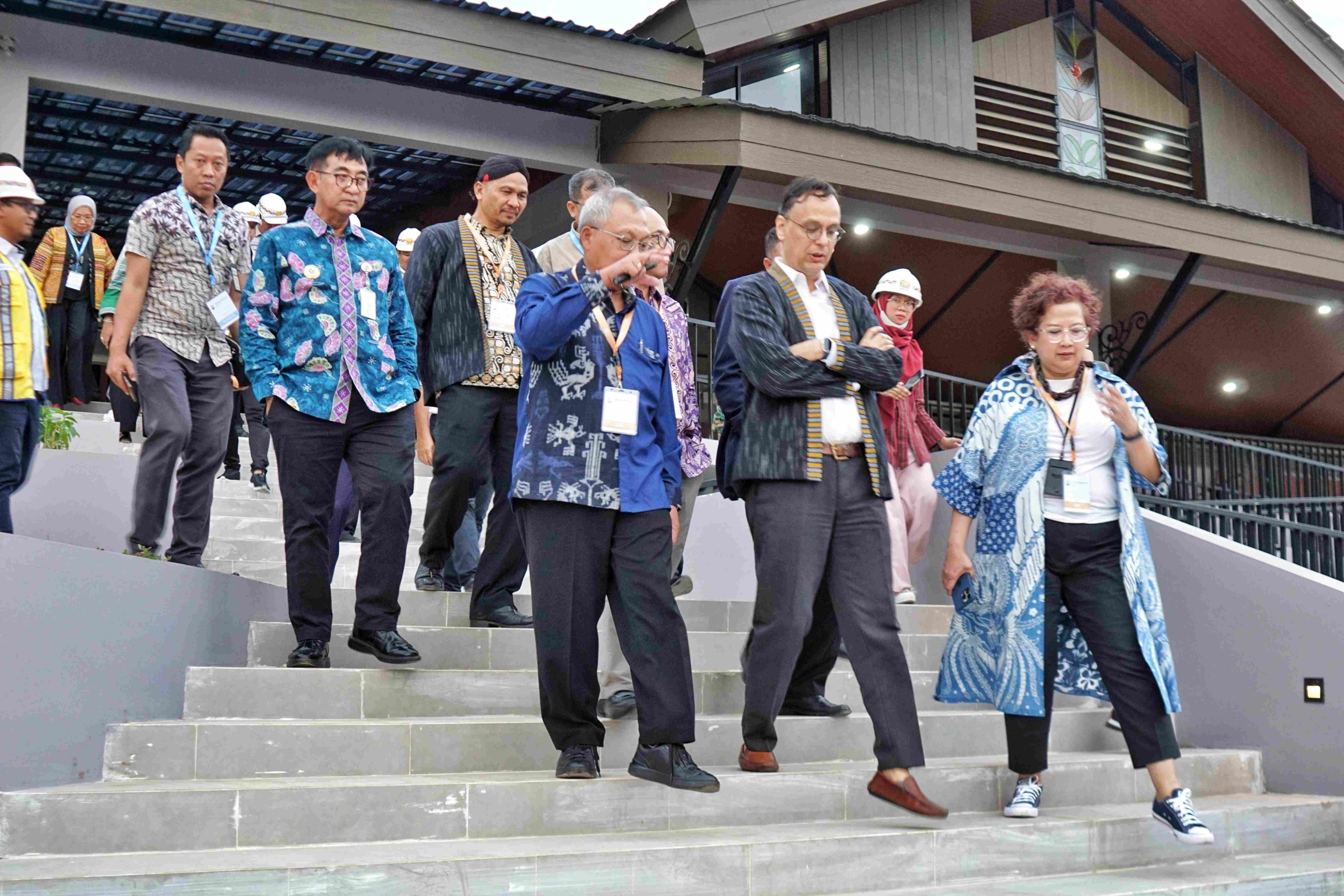 Deputi Bidang Pariwisata dan Ekonomi Kreatif, Odo RM Manuhutu bersama seluruh stake holder saat meninjau di sejumlah Proyek Strategis di Kabupaten Magelang.