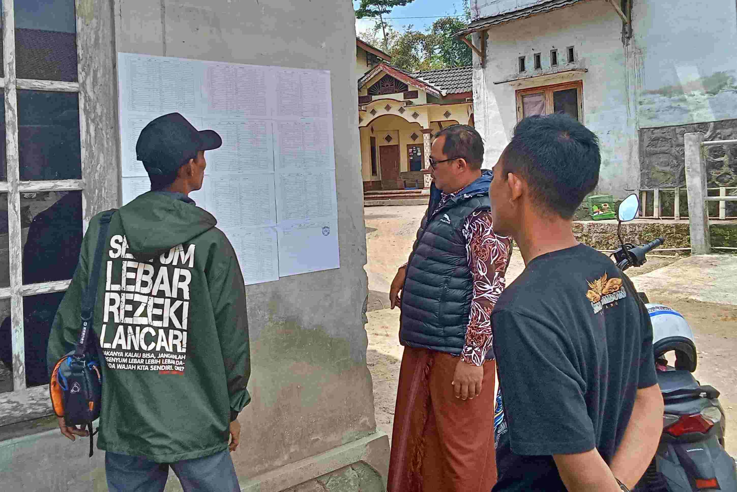 Panwascam Dukun Bawaslu Kabupaten Magelang saat cek DPS di salah satu TPS