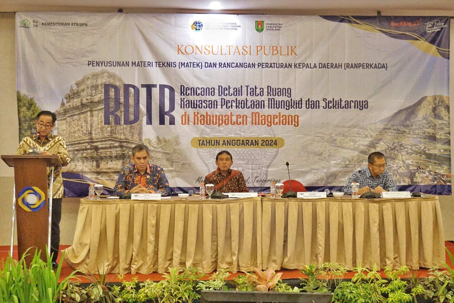 Pj Bupati Magelang Sepyo Achanto bersama Direktur Jendral Tata Ruang, Dwi Hariyawan saat acara Konsultasi Publik I Rencana Detail Tata Ruang (RDTR)