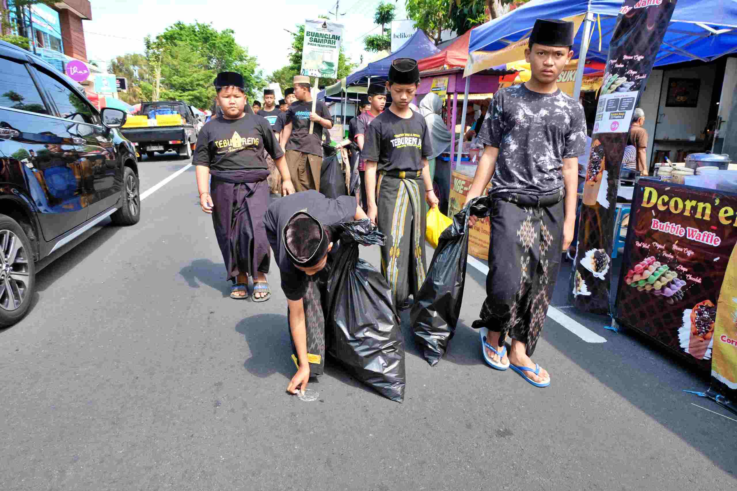 menyambut Maulid Nabi Muhammad SAW, sebanyak 160 santri dan santriwati dari Pondok Pesantren Tahfidz Al Musthofa Tebuireng 16 Wadas, Kandangan, Temanggung, melaksanakan aksi sosial peduli lingkungan dengan memungut sampah di kawasan Car Free Day Temanggung