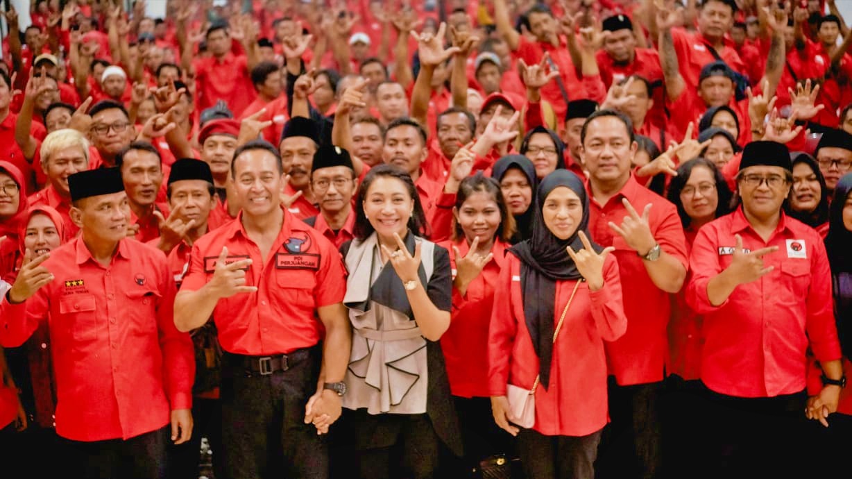 Ribuan kader Partai Demokrasi Indonesia Perjuangan (PDIP) menyambut meriah kedatangan Bakal Calon Gubernur dan Wakil Gubernur Jawa Tengah, Andika Perkasa-Hendrar Prihandi