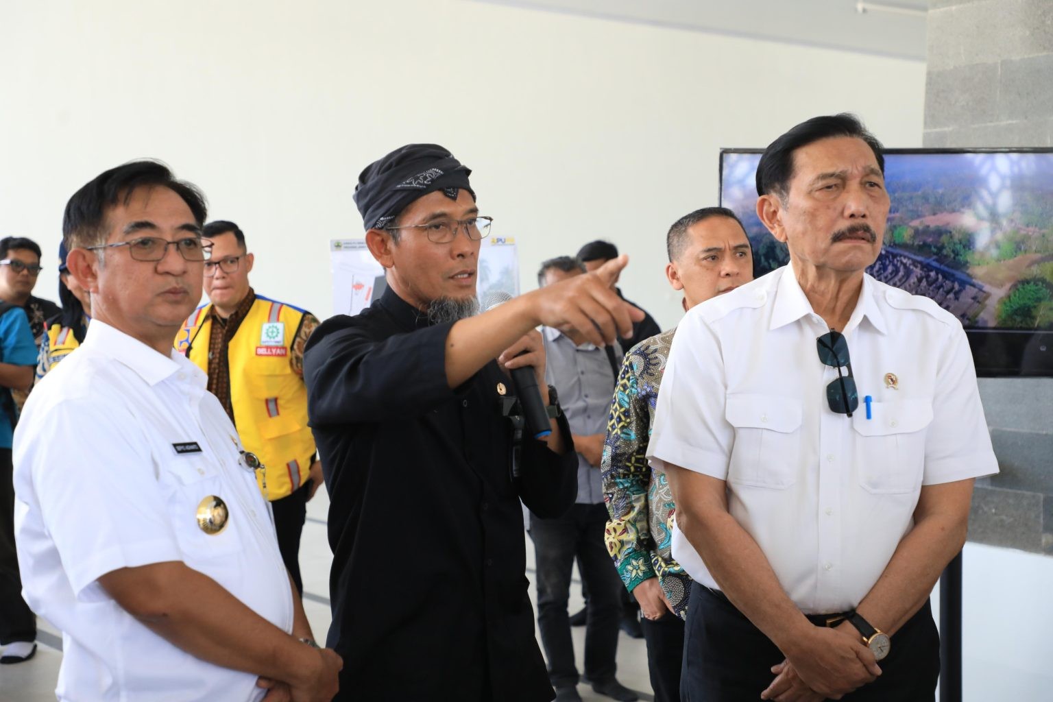 Sekretaris Daerah Provinsi Jateng, Sumarno, saat mendampingi Menteri Koordinator Bidang Kemaritiman dan Investasi RI, Luhut Binsar Pandjaitan, saat meninjau proges pembangunan MAJT di Kabupaten Magelang