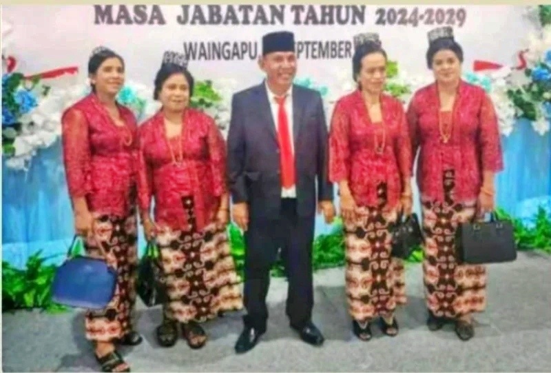 Seorang anggota DPRD memboyong 4 istri sahnya saat pelantikan.
