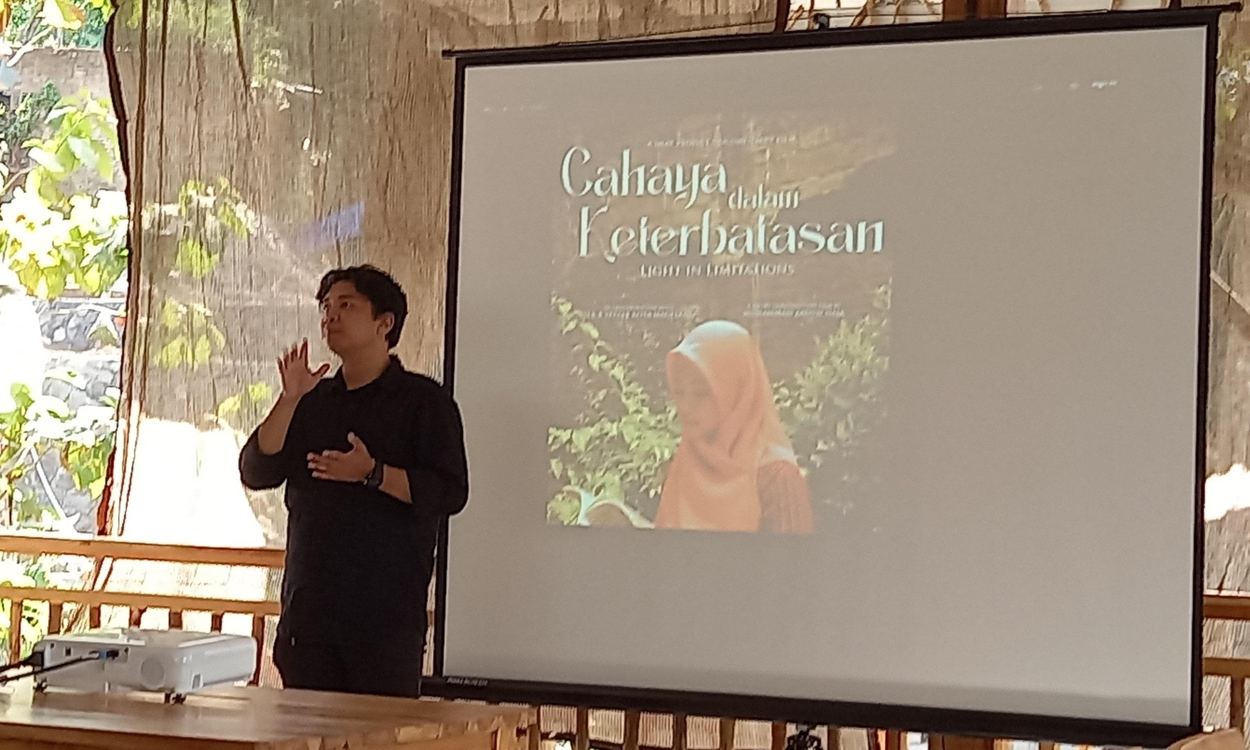 Naja, Wisudawan Tuna Rungu Unimma Bikin Film Dokumenter Berjudul Cahaya dalam Keterbatasan
