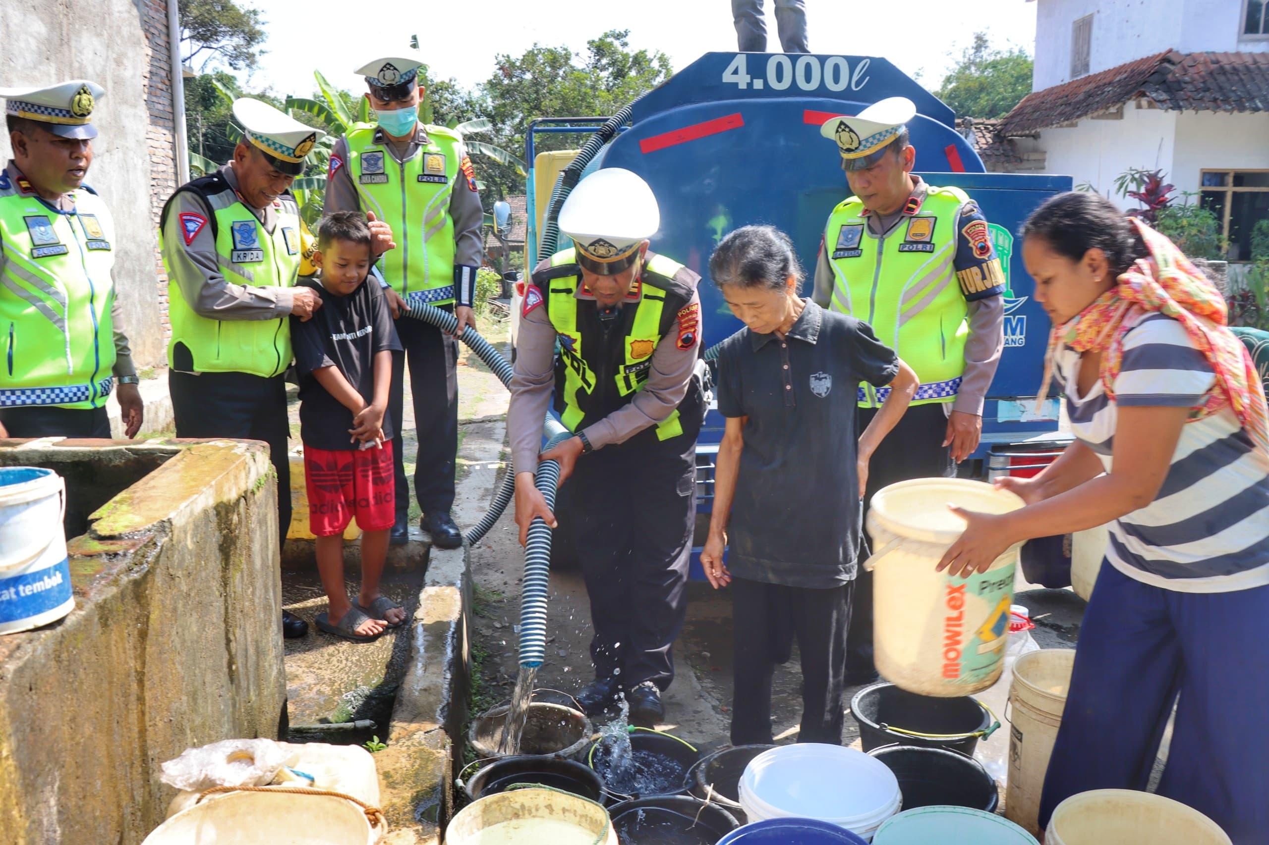 Polres Magelang Kota Salurkan Bantuan Air Bersih