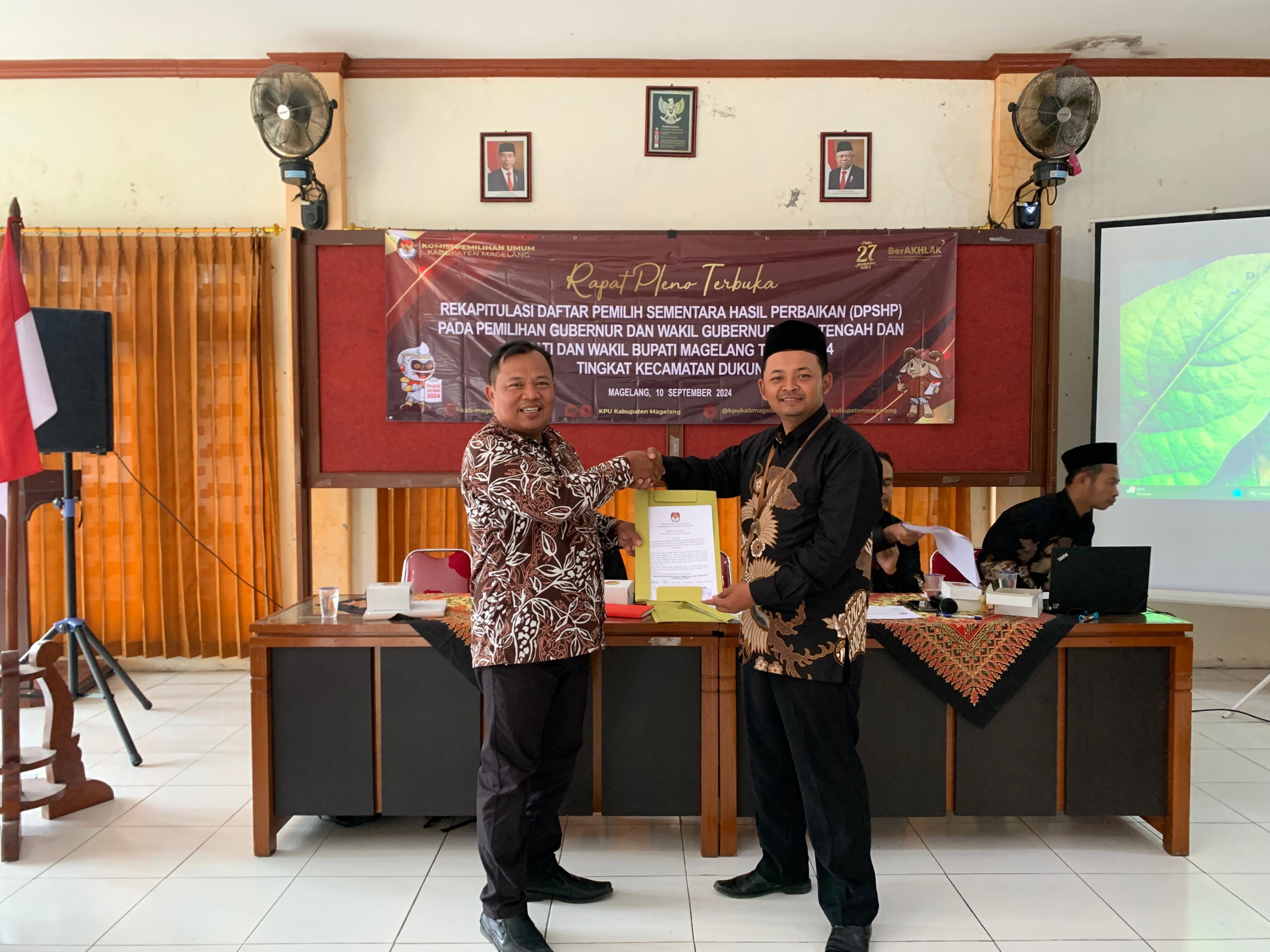 Ketua Panwascam Dukun menerima BA Pleno DPSHP dari PPK Dukun