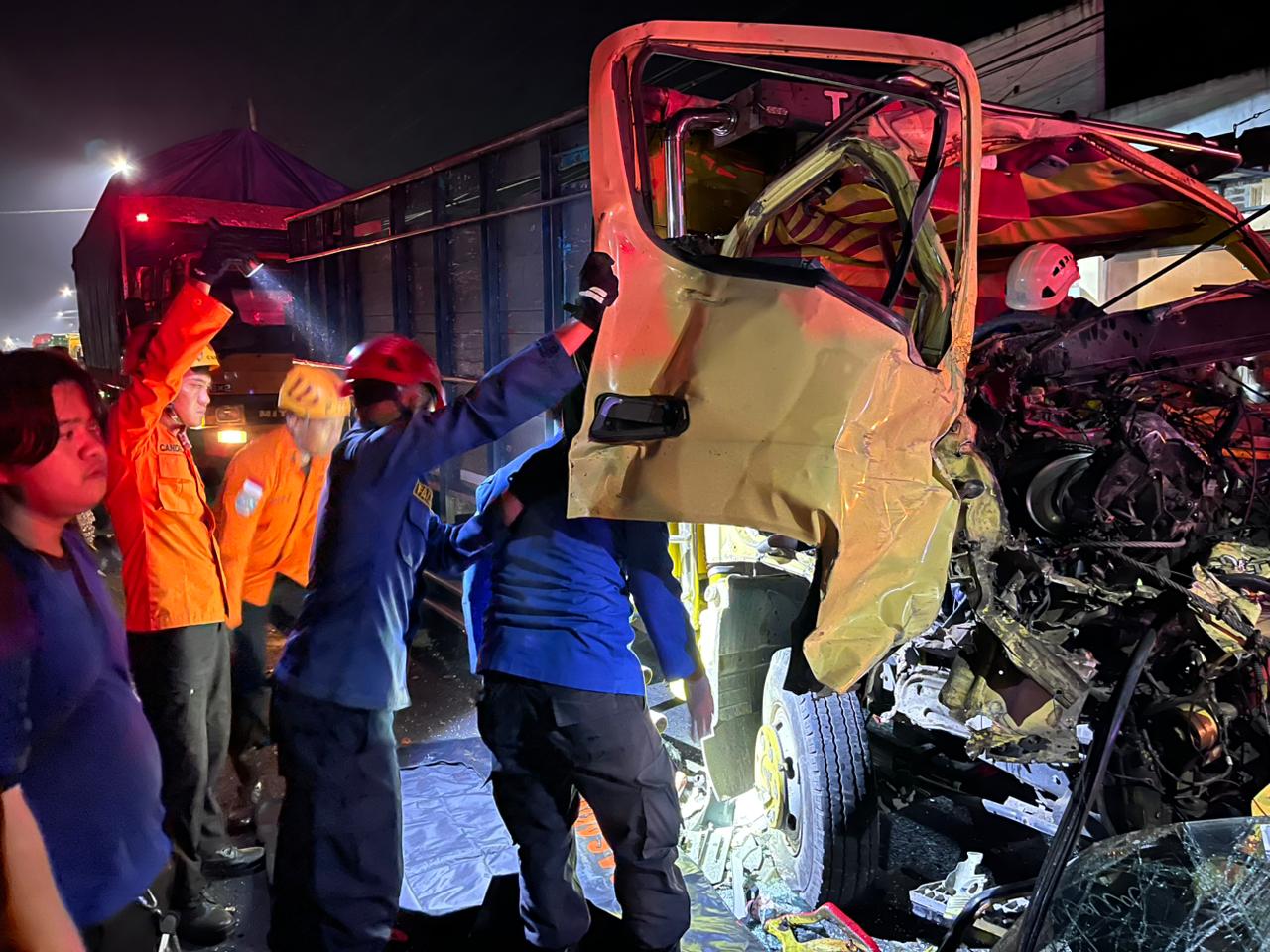 Truk Kecelakaan di Secang Magelang, Pengemudi terjepit