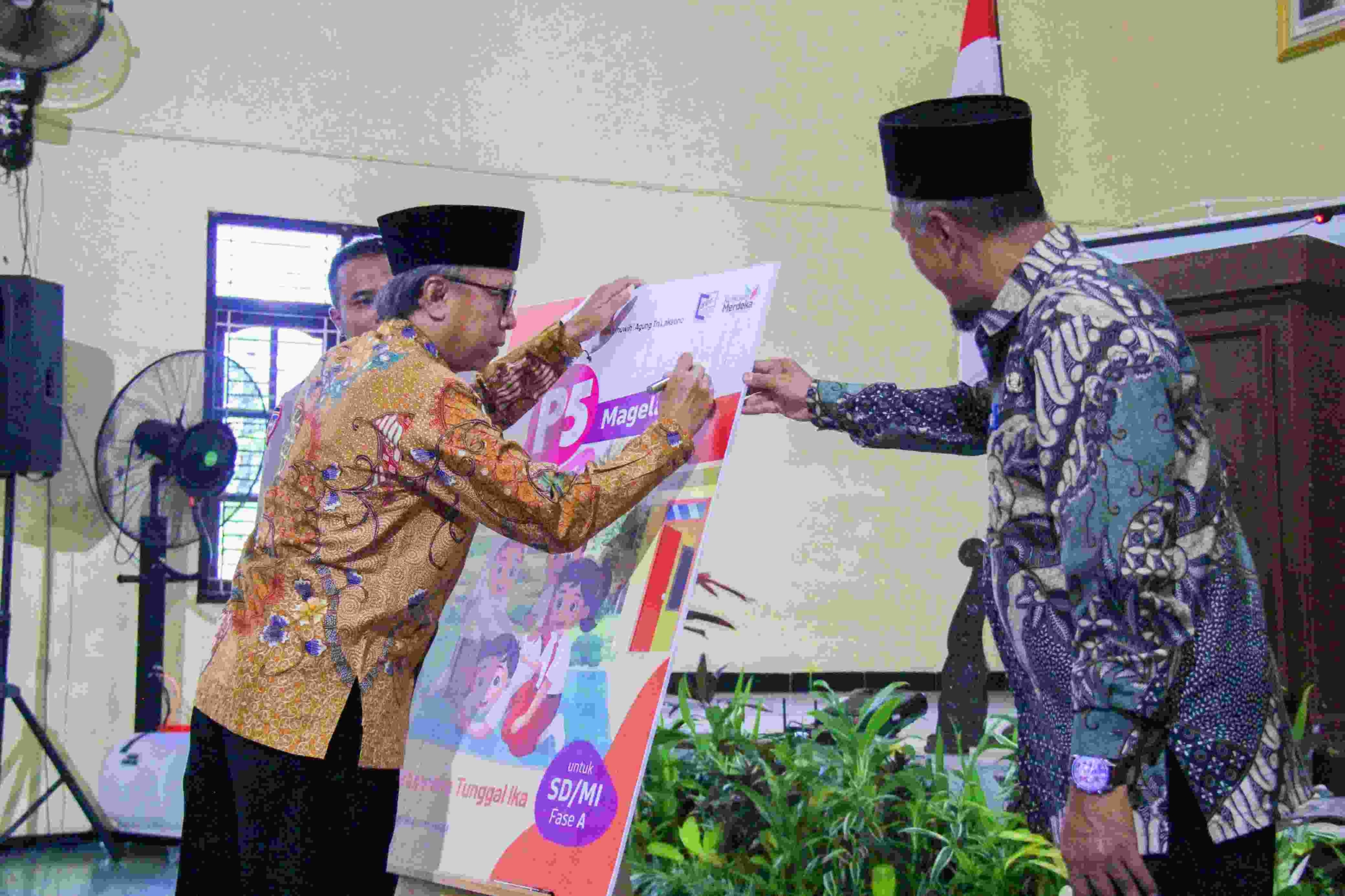 Buku Penunjang Penguatan Proyek Profil Pelajar Pancasila (P5) Magelang dengan tema Bhinneka Tunggal Ika secara resmi dilaunching.