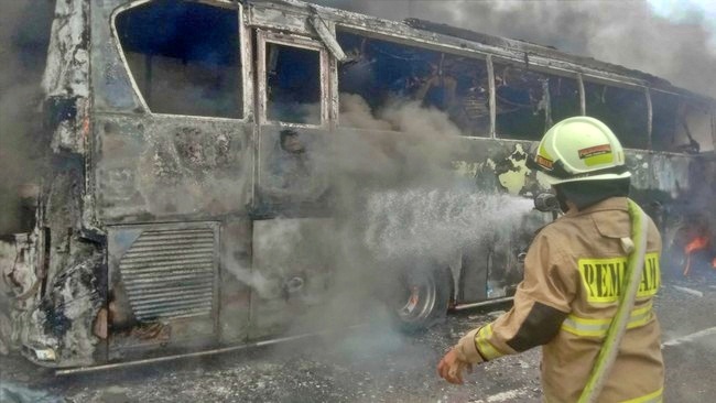 Bus pariwisata yang mengangkut 58 anak TK ludes terbakar di Jatinegara
