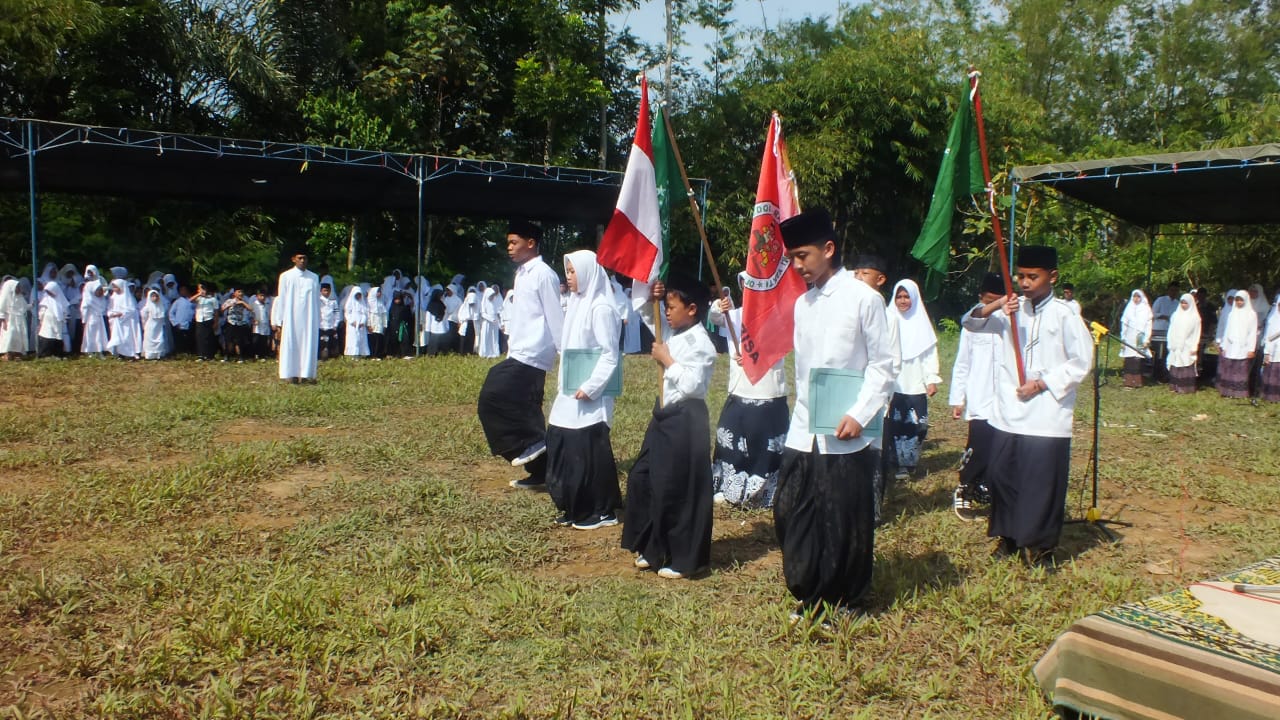 Ponpes Al Munir Tegalrejo Magelang Gelar Upacara Peringatan Hari Santri Nasional 2024