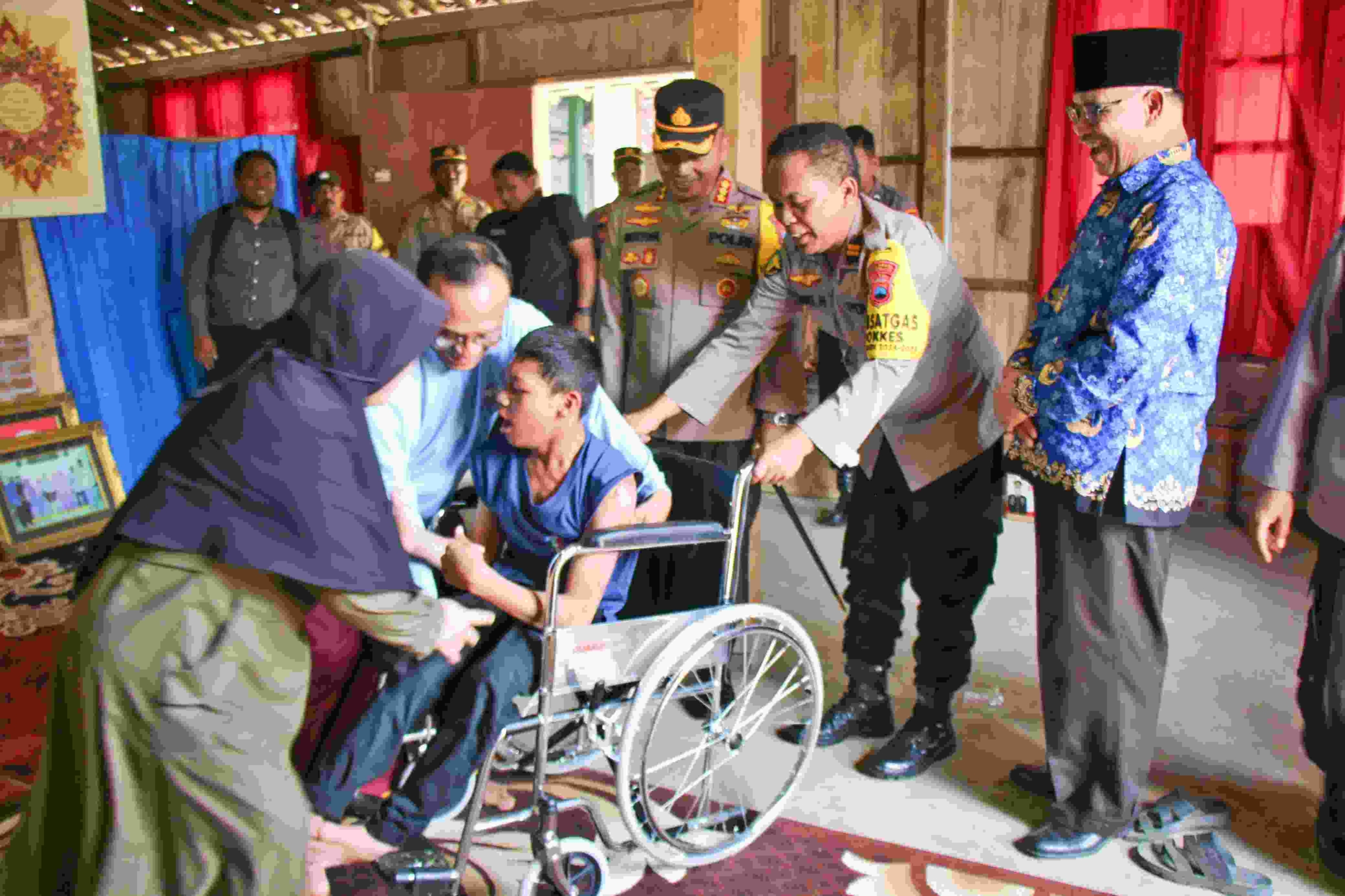 Kapolresta Magelang Kombes Pol Mustofa saat menyerahkan bantuan kursi roda kepada penyandang disabilitas asal Grabag