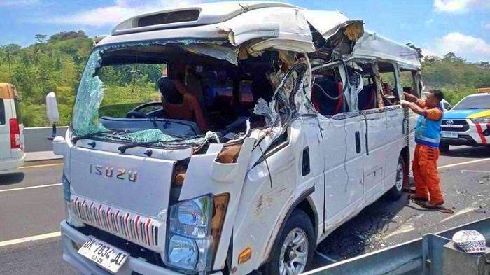 Mobil elf yang ditumpangi para santri asal Yogyakarta kecelakaan di jalan Tol Bawen