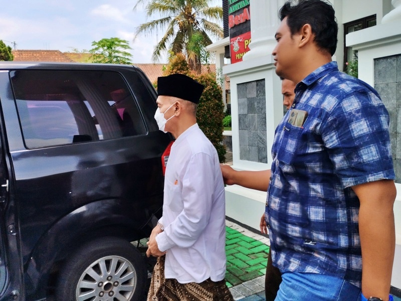 Pelaku Kasus Kekerasan Seksual Kepada 4 Santri Perempuan di Magelang Saat keluar dari Kejari Kabupaten Magelang