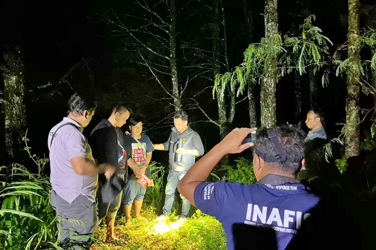 Polisi saat olah tkp dimana seorang warga terkena peluru nyasar dikira ayam alas