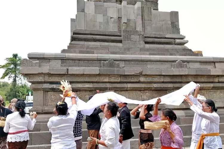 Puluhan Umat Hindu mengikuti Ritual Pengembalian Roh Di Candi Lumbung,_foto SM