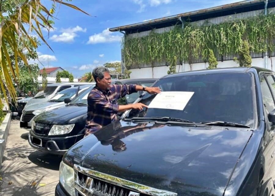 Seorang petugas Pajak sita aset wajib pajak karena menunggak pajak_foto Direktorat Jenderal Pajak