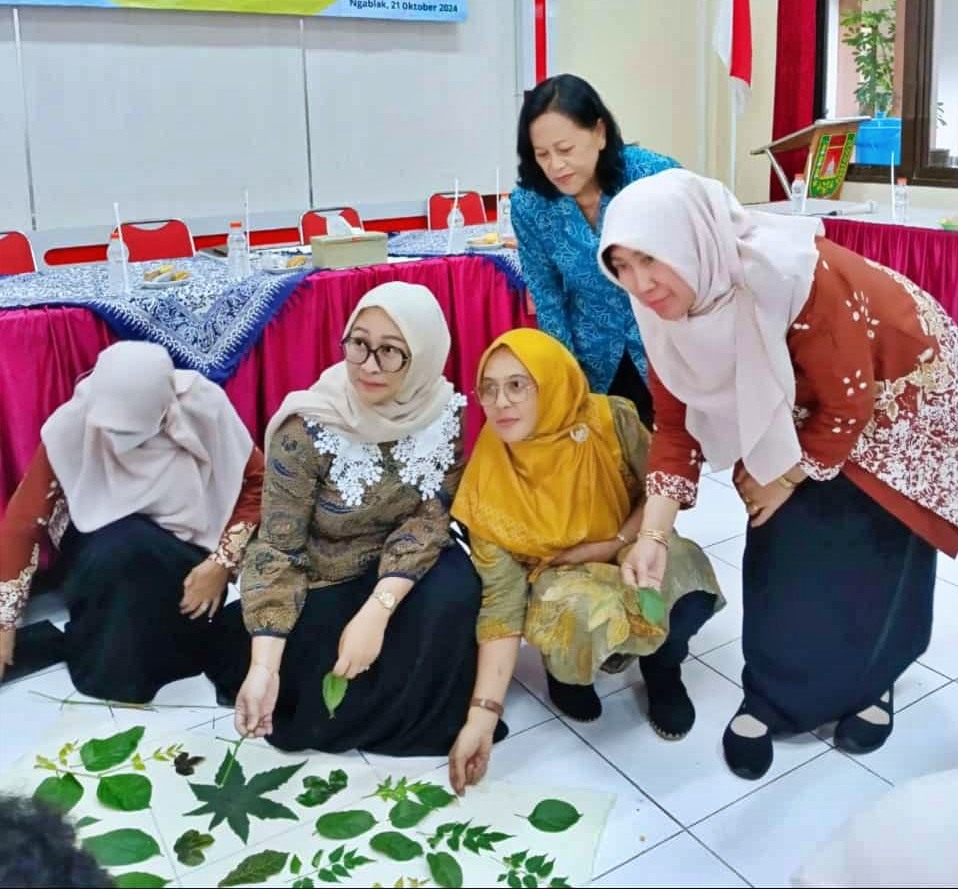 Tim Penggerak PKK desa se Kecamatan Ngablak, Kabupaten Magelang, praktek membuat batik ecoprint bercorak alam. Foto ist