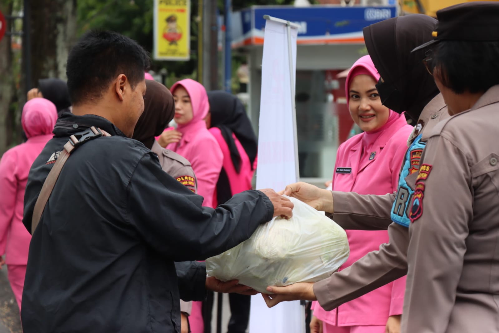 Bantu Petani, Bhayangkari Cabang Magelang Kota Borong 1 Ton Sayur Kol untuk Dibagikan Gratis ke Warga