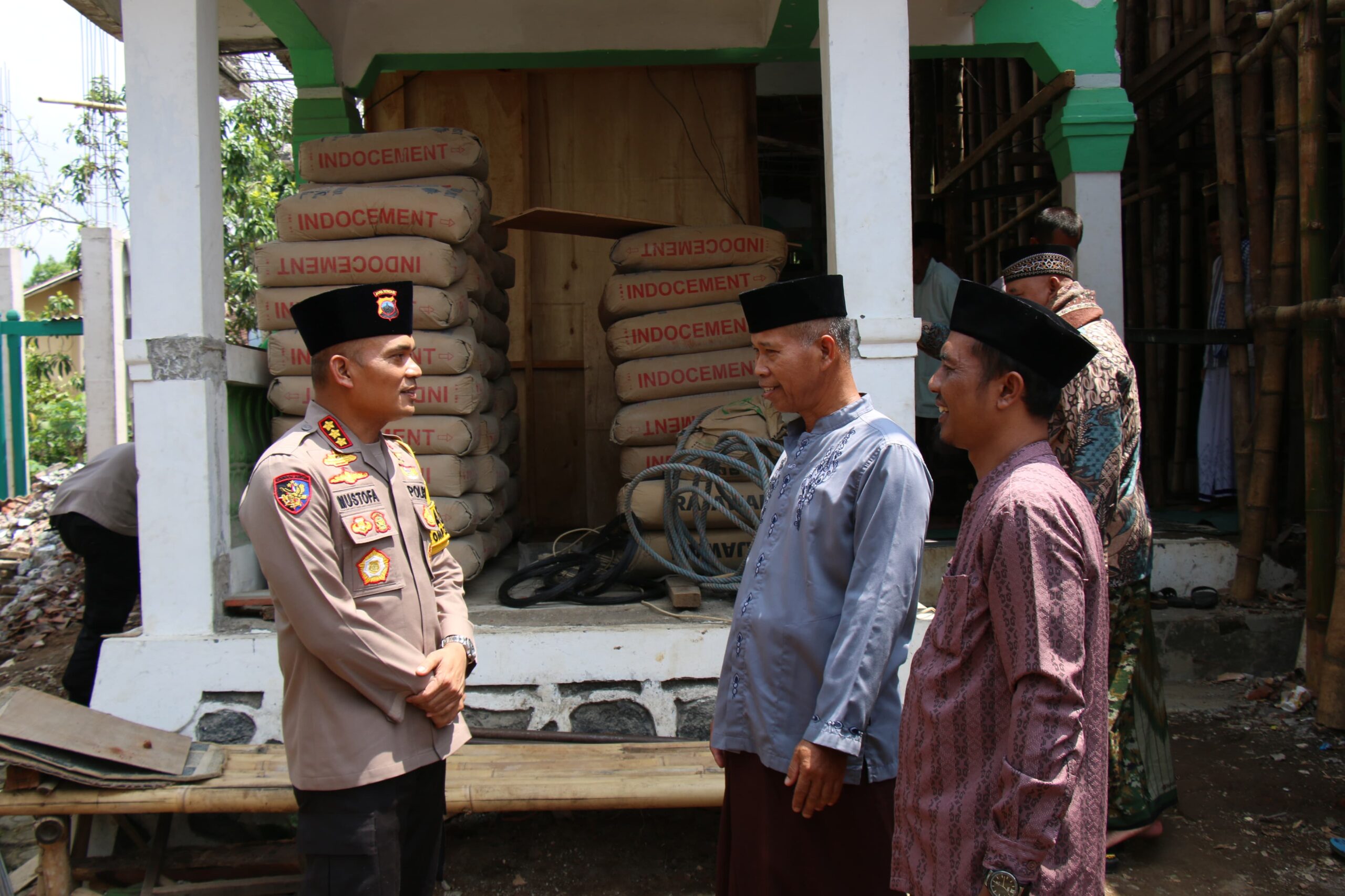 Kapolresta Magelang Serahkan Bantuan Semen ke Masjid Al Muttaqin Tuksongo Tempuran