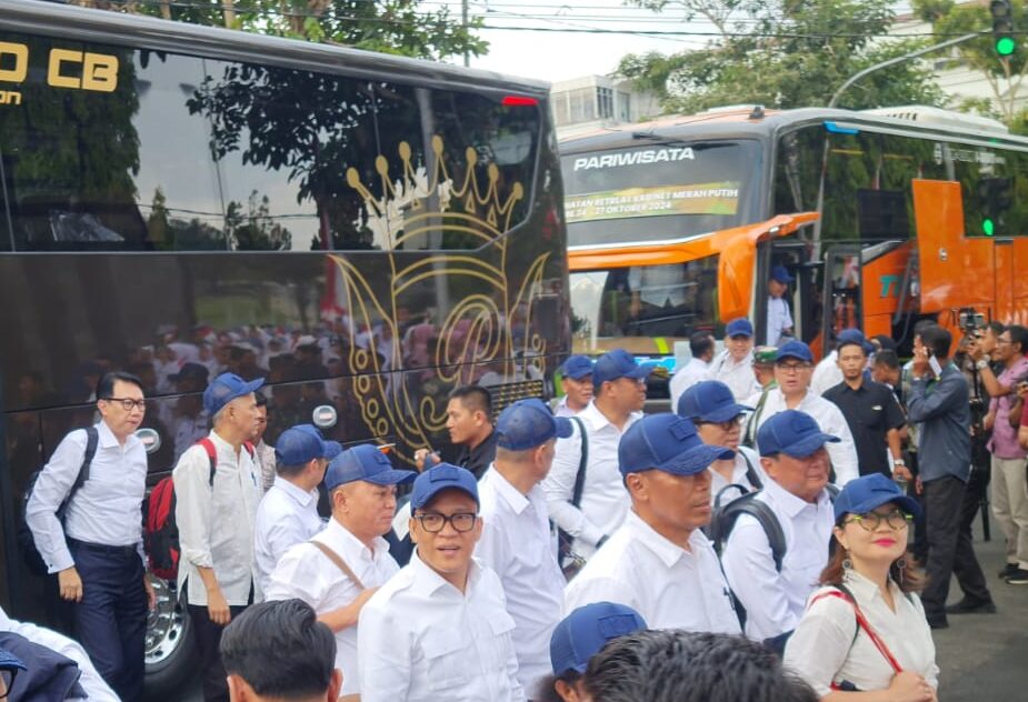 Presiden Prabowo, Wapres Gibran dan Kabinet Merah Putih Tiba di Akmil Magelang, Disambut Antusias Warga