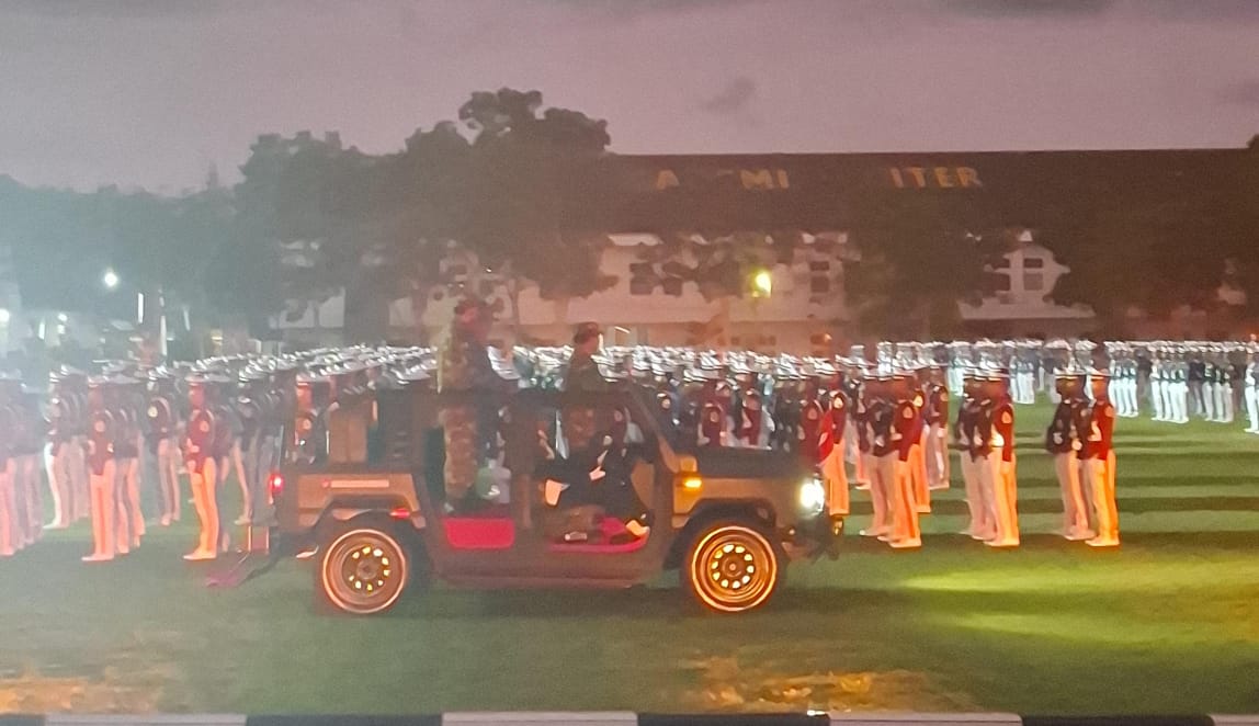 Diguyur Hujan, Presiden Prabowo Jadi Inspektur Upacara Parade Senja di Akmil Magelang