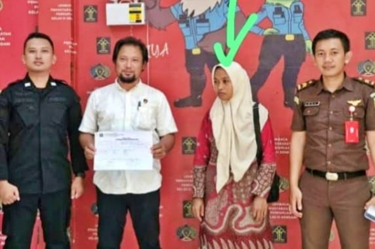 seorang guru honorer ditangkap polisi karena menegur siswanya yang nakal setelah dilaporkan orang tua siswa