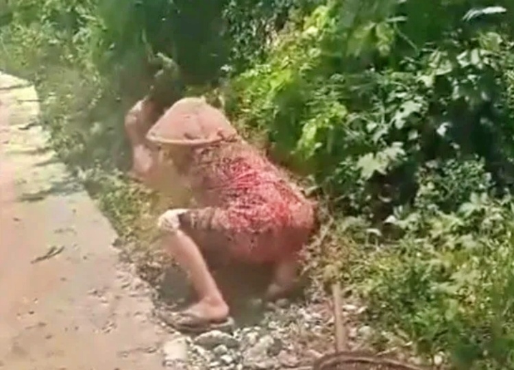 tangkapan layar video emak emak hancurkan jalan cor