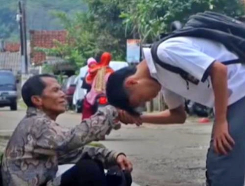 tangkapan layar video guru honorer memulung dan siswanya cium tangan