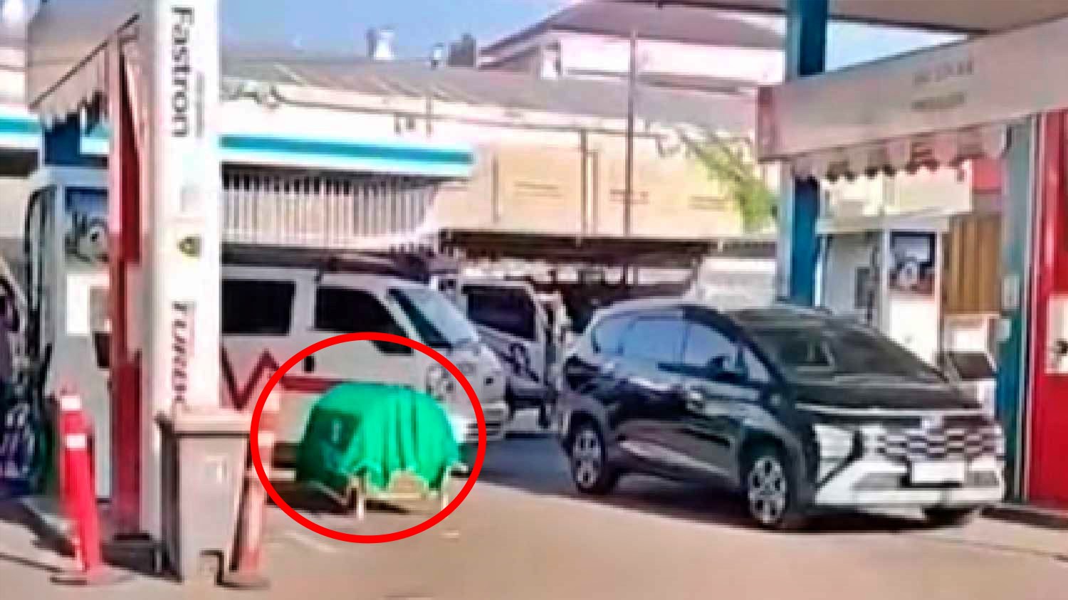 tangkapan layar video mobil ambulance jenazah saat antri isi BBM di SPBU di Semarang