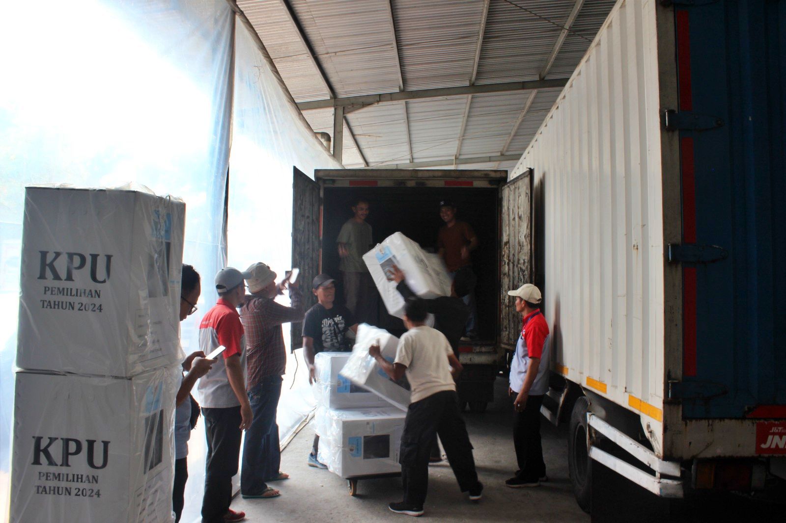 Distribusi Logistik Pilkada 2024 oleh KPU Kabupaten Magelang