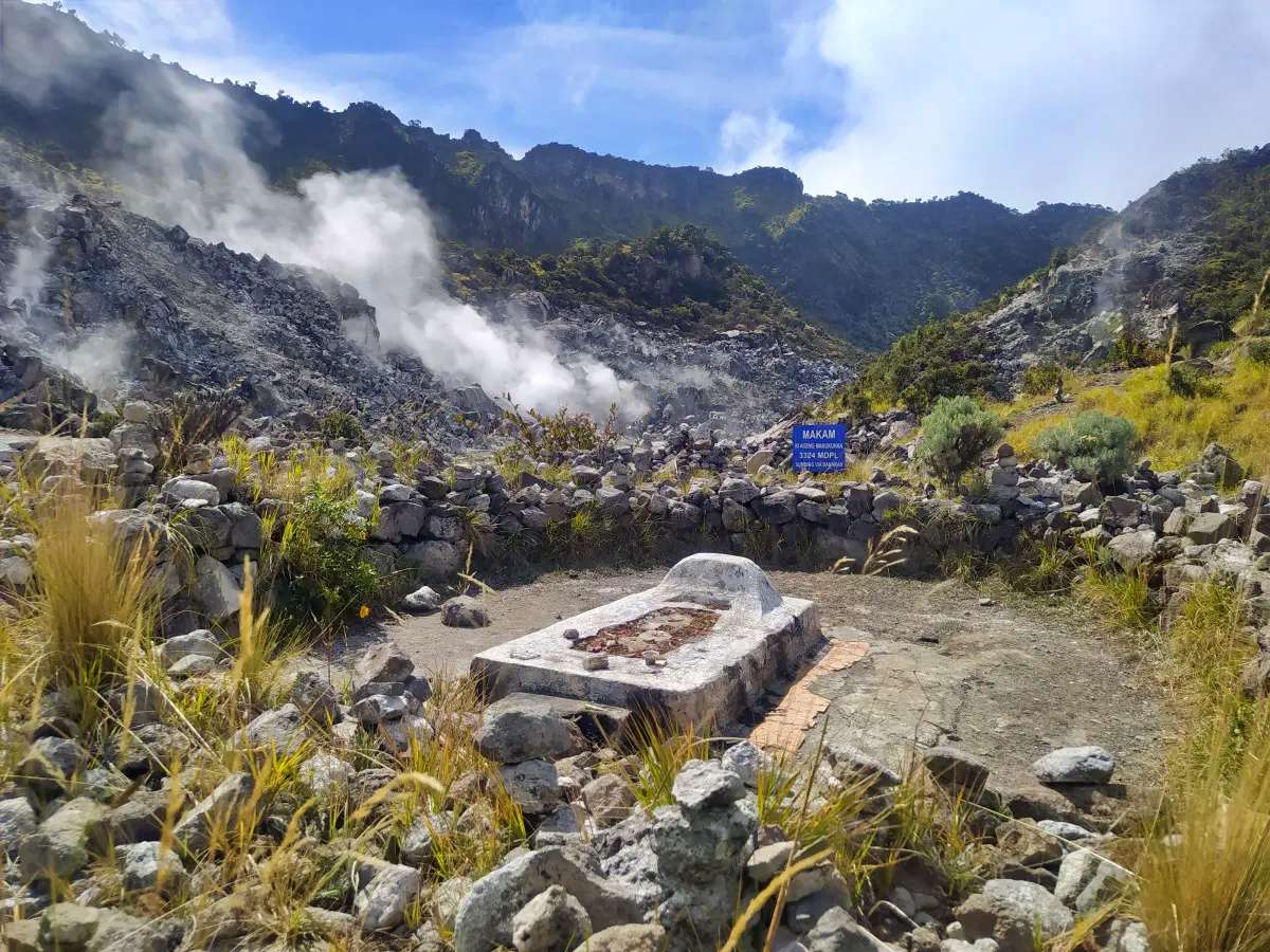 Makam di Puncak Gunung Sumbing Ki Ageng Makukuhan