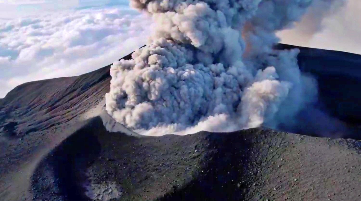 Penampakan puncak Gunung Marapi saat erupsi_foto SCIENTIA_TangkapLayar