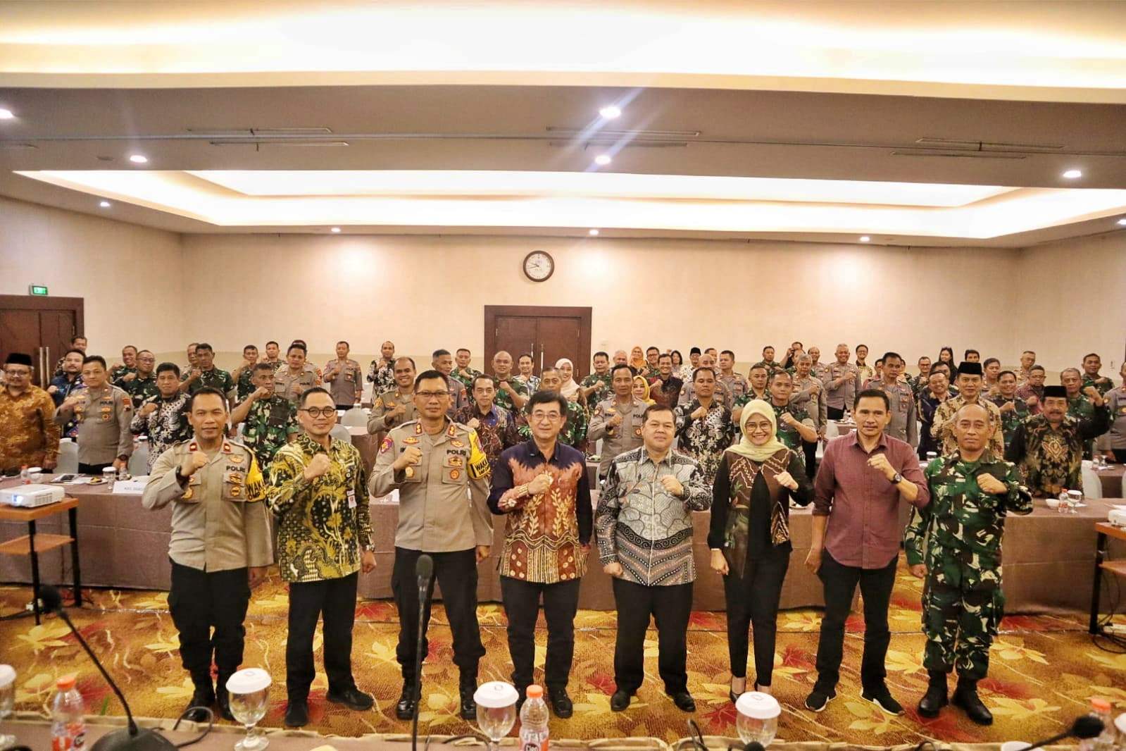 Pj Bupati Magelang Sepyo Achanto bersama jajaran Forkopimda dan Forkopimcam saat menghadiri acara Fokus Group Discussion terkait Tahapan Pilkada Serentak Tahun 2024.