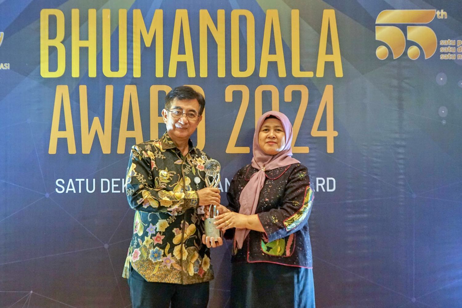 Pj Bupati Magelang Sepyo Achanto saat menerima penghargaan Bhumandala Rajata dari Deputi Bidang Informasi Geospasial Tematik Antonius Bambang Wijanarto